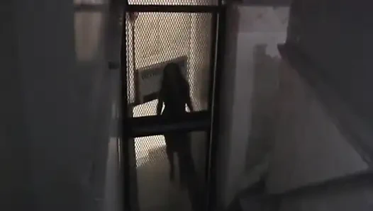 Горячей черной шлюхе обмотали рот клейкой лентой и привязали к стулу