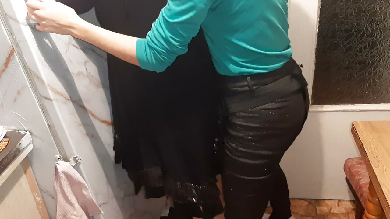 Ich schaue zu und wichse, während meine Freundin meine Stiefmutter fickt