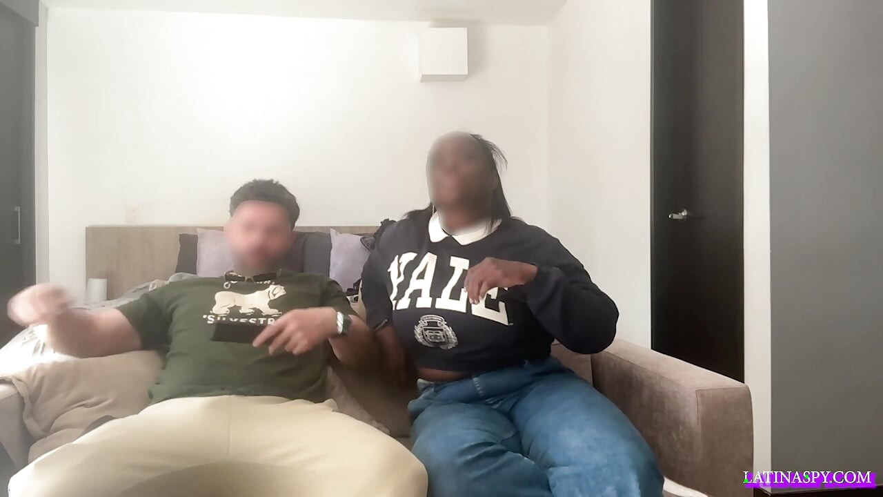 巨大な自然な胸を持つ黒いメイドがTCパート1を助けに来る
