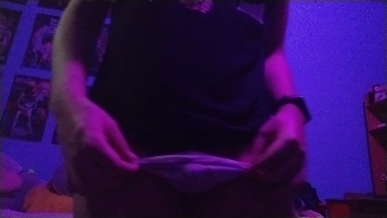 Seksi Sissy dans ediyor ve kocaman kıçını sallıyor
