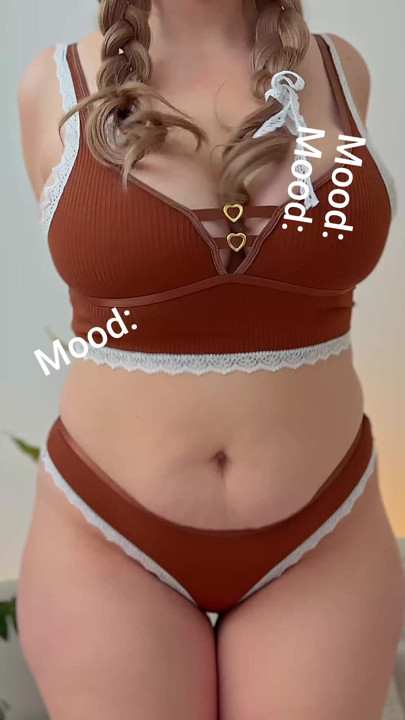 Denne elegante MILF elsker at vise sine hoppende bryster frem