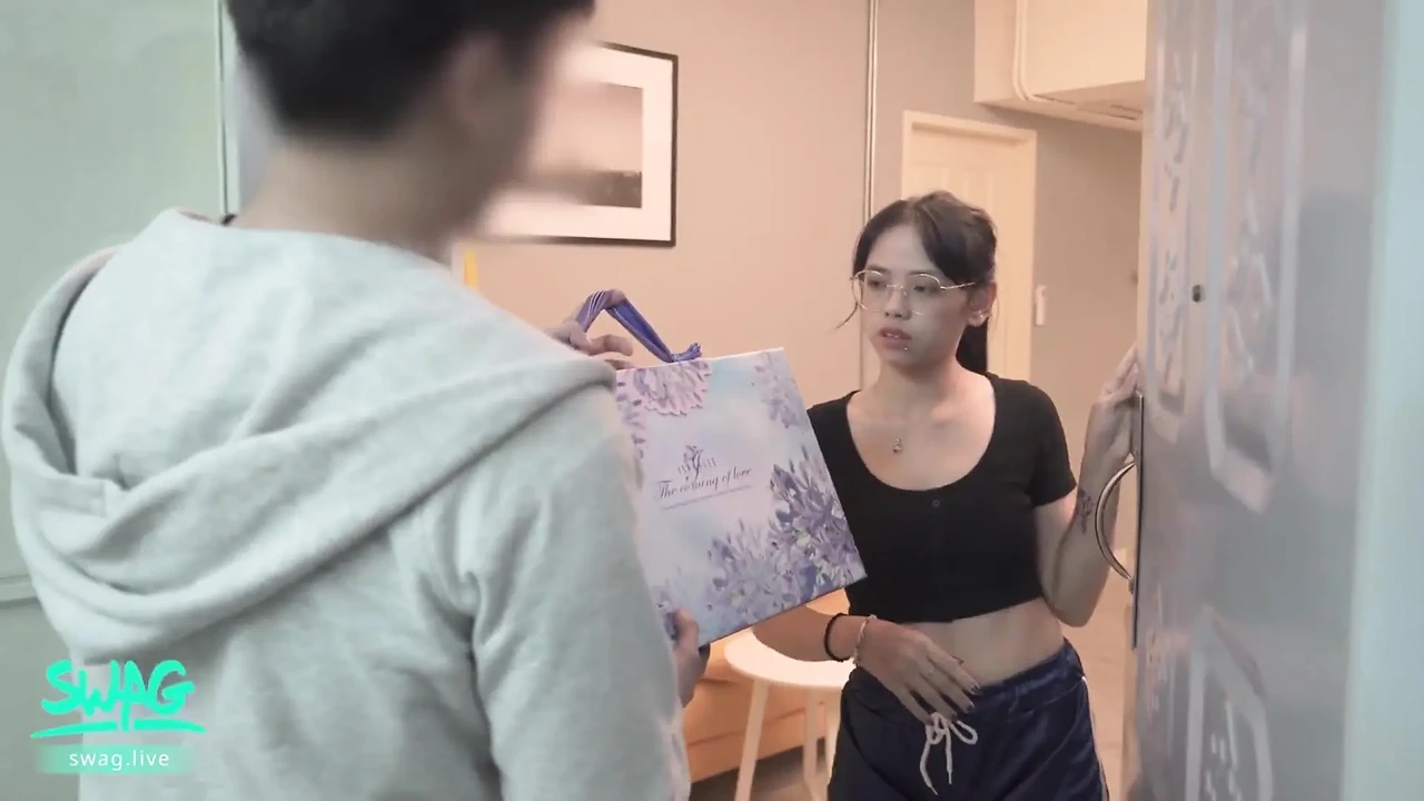 看不见的喷雾：饥渴的邻居入侵一个女孩的家