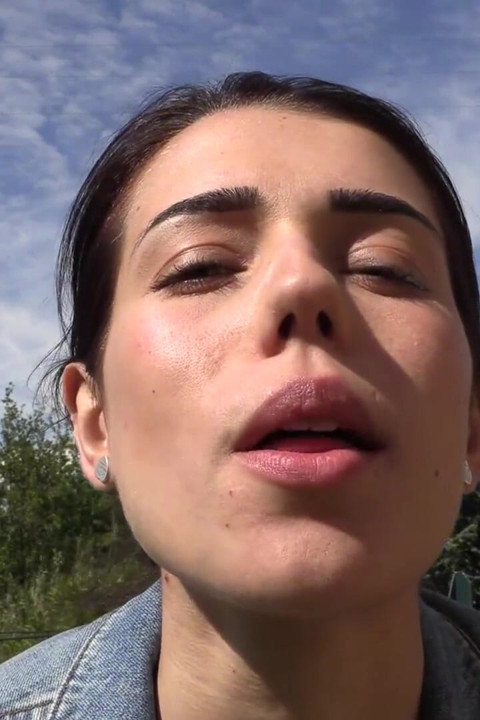 פטרה אוהבת לעשן את הסיגרים שלה בחוץ