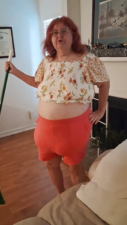 Grande barriga beleza enfermeira Vick limpa o chão bagunçado