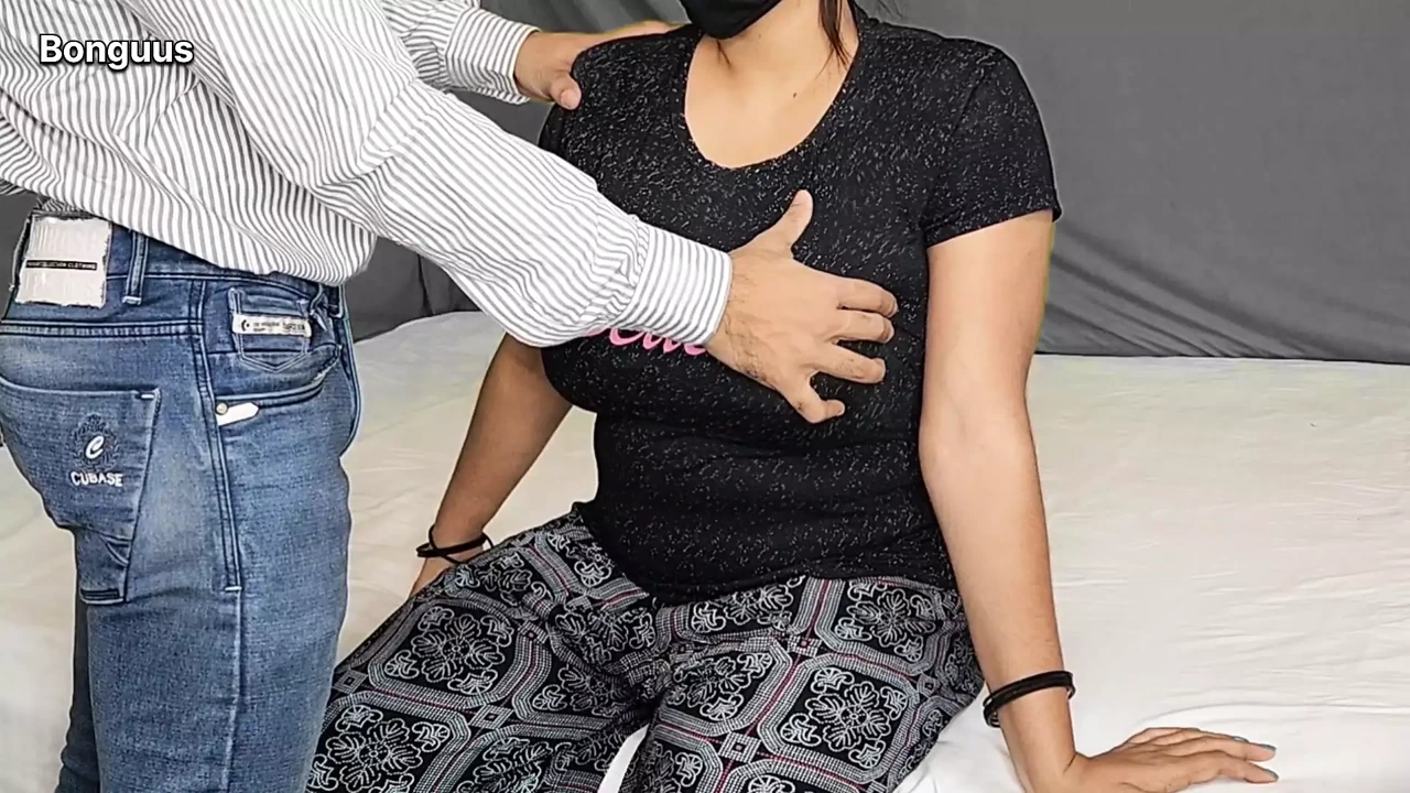 Riya去看医生，她得到了她的阴户检查1