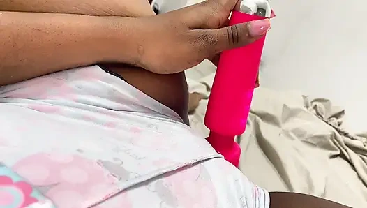 Dar şort giyip vajinamı kaşıtıyorum ve iyi bir orgazm olmayı başarıyorum