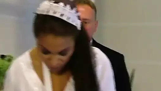 İki hizmetçi havuz evinde çalışırken sikişiyor ve emiyor. Büyük memeli çok azgın
