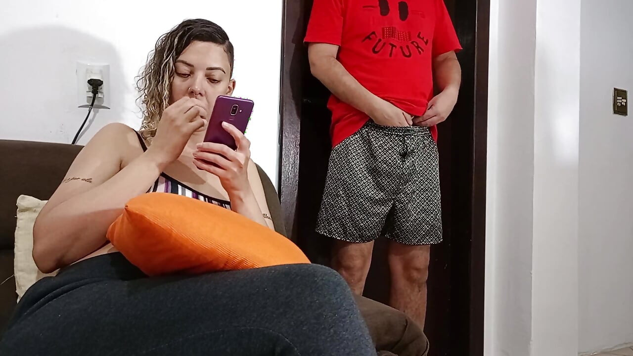 Maćeha iznenada dobija kurac u lice i puši kurac dok ne svrši.