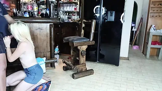 Трах в лицо 2 члена в 1 блондинке