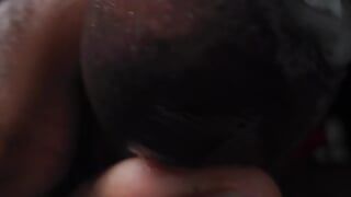 Głowa głaska czarnego kutasa aż do erupcji