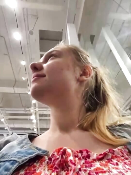 سخيف في الأماكن العامة عن قرب