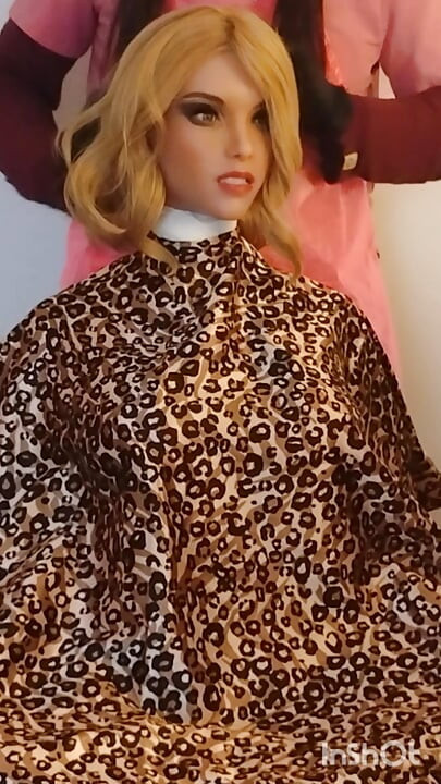 Sesión de modelado con la capa de corte de pelo sedosa y suave de Lauren