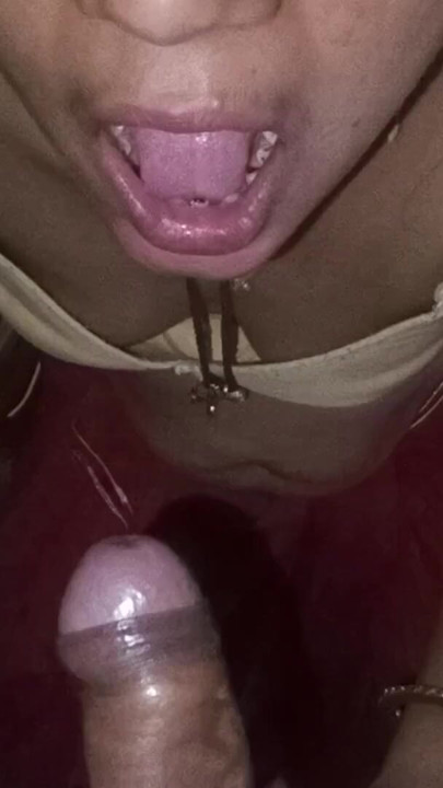 Neighbor sister-in-law peebed in the mouth and sister-in-law drank with pleasure, drink in mouth, all the water on the sister-in-law, come on girl body | Clip 1