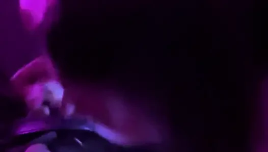 Rave si cewek nakal dengan kaki jenjang di ranjang