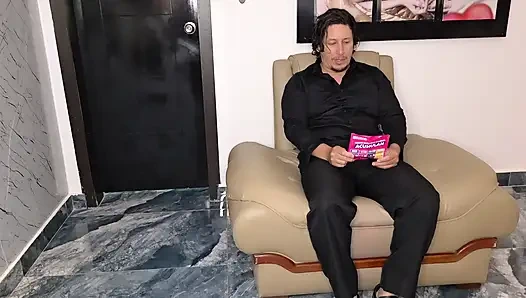 Patron güzel, büyük götlü, büyük memeli sekreterini prezervatifsiz sikiyor