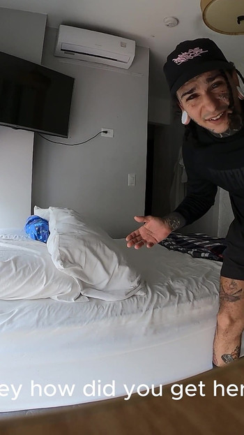 巨大的外星人在他的房间里发现了小人