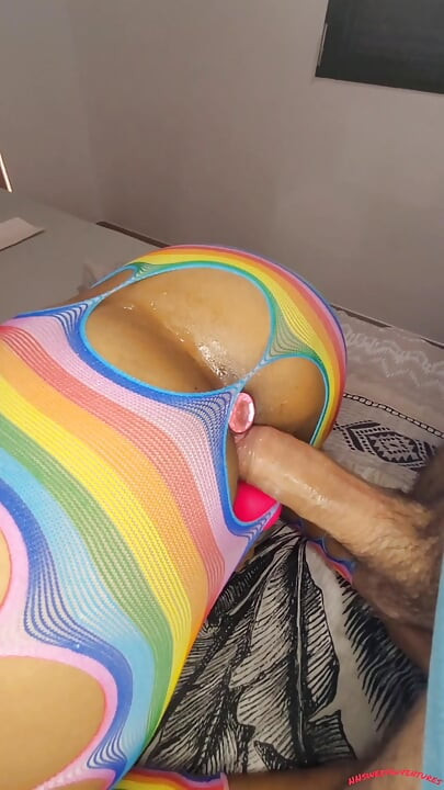 这个可爱的亚洲荡妇的第一次肛交。