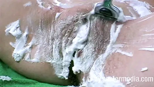 Wisatawan Mallorca Jane puas dengan kolam renang