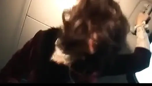 Alman hatun ağzına büyük miktarda döl alıyor