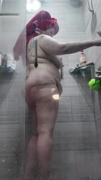 性感的胖美女Amanda在淋浴间里戏弄