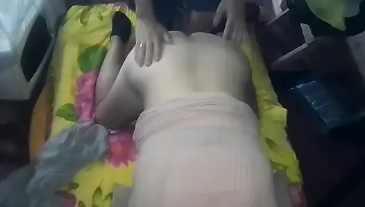 Я снимаю видео с моим сотовым телефоном передо мной, как я трахал девушку в розовом платье