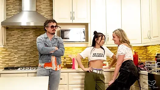 Güzel lezbo Charlie Forde ve Lulu Chu zaman yolcusu tarafından sikiliyor