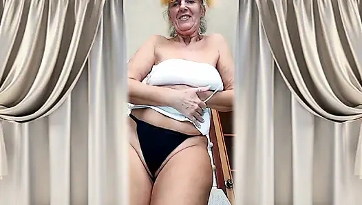 Neşeli, düzgün vücutlu ev hanımı Lukerya mutfakta hayranlarıyla flört ediyor.