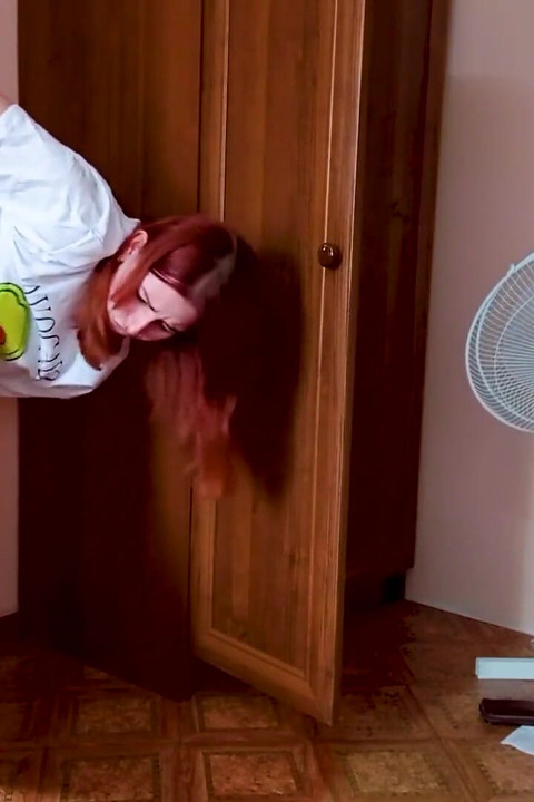 Молода дружина зраджує чоловікові біля нього