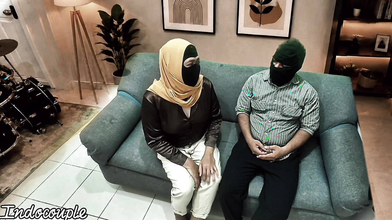 Teman kantor muslim berhijab dan bosnya untuk promosi jilat memek berbulu dan nyepong kontol dan ngentot memek becek