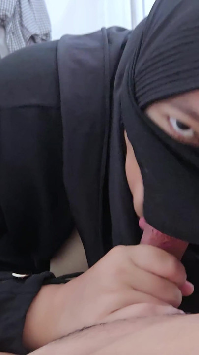 Asian Niqab Girl Doing Her Best To Suck Her Neighbor Dick - Minokiiko | Clip 1
