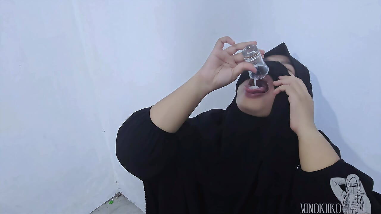 Compilação de menina asiática fazendo de quatro para mostrar sua bunda grande - Minokiiko