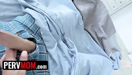 PervMom - eine heiße blonde milf lutscht großes saftiges fleisch des stiefsohns, während sie am telefon mit ihrem kunden spricht