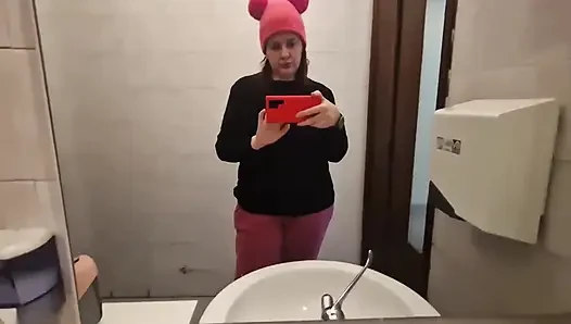 Güzel sidik dükkanlarda ve umumi tuvalette striptiz yapıyor süper seksi mega derleme