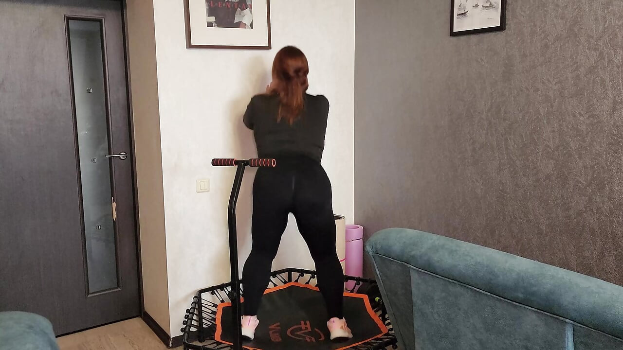 Mama vitregă dolofană sexy în colanți strâmți pe o trambulină are parte de o pulă tare în gură și pizdă