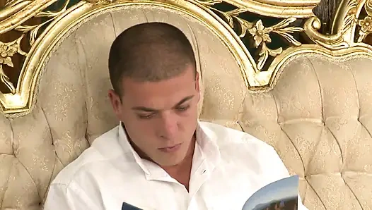 Brünette mit dicken titten mit high heels bekommt ihre muschi von einem großen schwanz penetriert