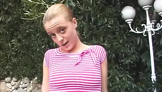 Грудастой тинке достали рот и тугую пизду глубоко пробурили в горячем сексе в тройничке