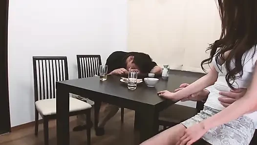 Adegan imut Asia 1: pelacur Jepang berhubungan seks di restoran dengan pelanggan lain