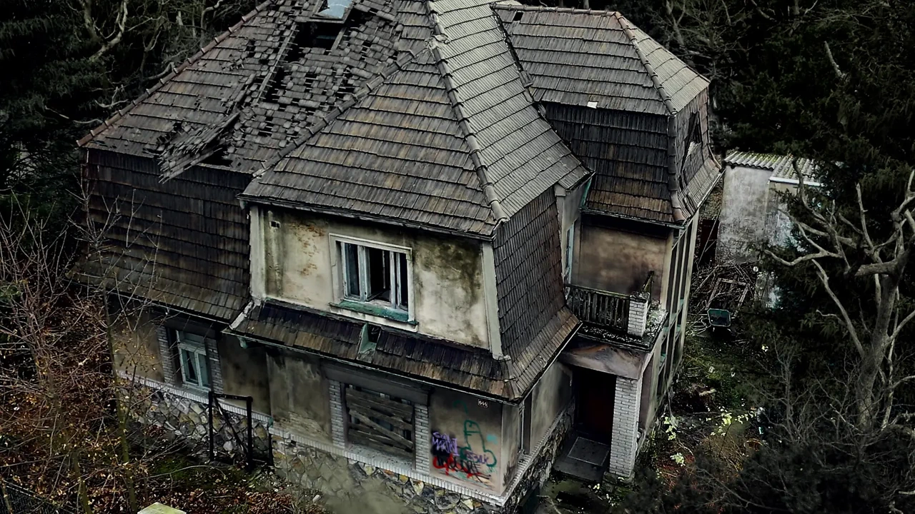 Nô lệ lập dị chảy tràn tinh dịch (gia đình biến thái)