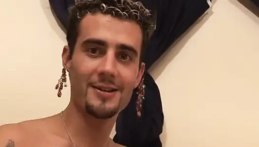 Französische blonde schlampen teilen großen schwanz in heißem anal-dreier im schlafzimmer