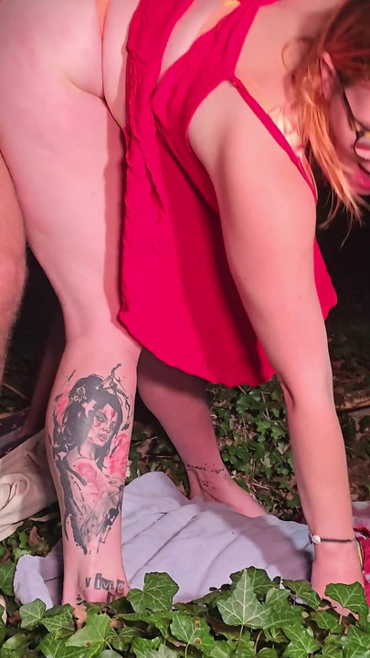 Red Riding Hood đưa con sói xấu số lớn trong tất cả các lỗ trên một cái cây