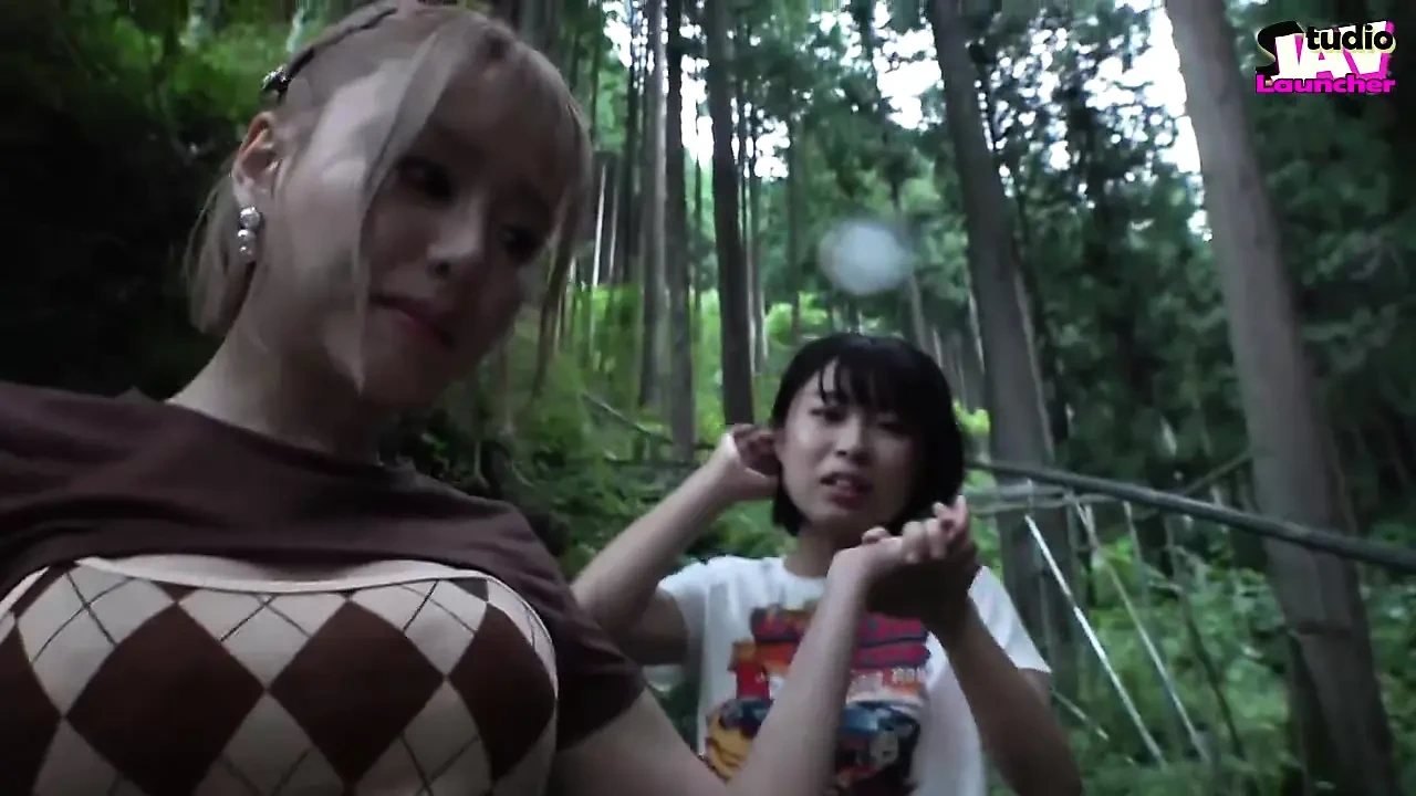 一个金发女郎和一个黑发美女在开阔的天空下分享激情 -b