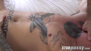 Un beau ftm avec des tatouages sexy se masturbe en suçant une bite