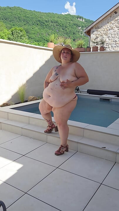I show myself naked outside next to the pool