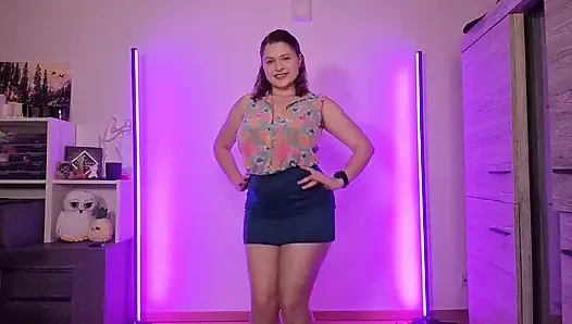 Ofis Mini Etek Denemesi: Düzgün Vücutlu Uyum Kontrolü