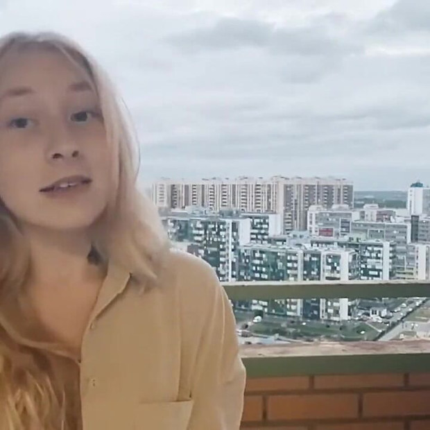 Handjob di Pintu Masuk.