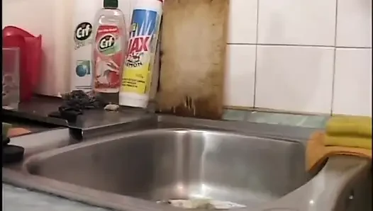 Pantat ibu rumah tangga amatir dientot habis-habisan sama kontol besar di dapur