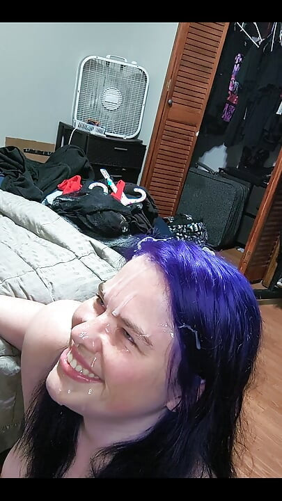 このフェラチオの2つの異なるビューをスワイプで見せ、最後は乱れた射精フェイシャルで終わった