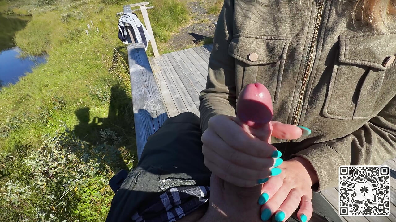 PAWG gets dirty at the lake viewing point - she doesn't give a fuck about getting caught!