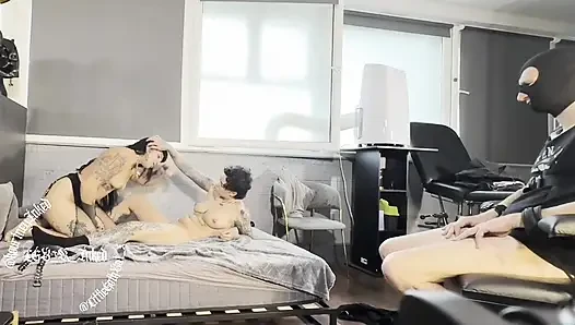 Lesbian switch lagi asik ngentot sama pria lain atas ijin suami