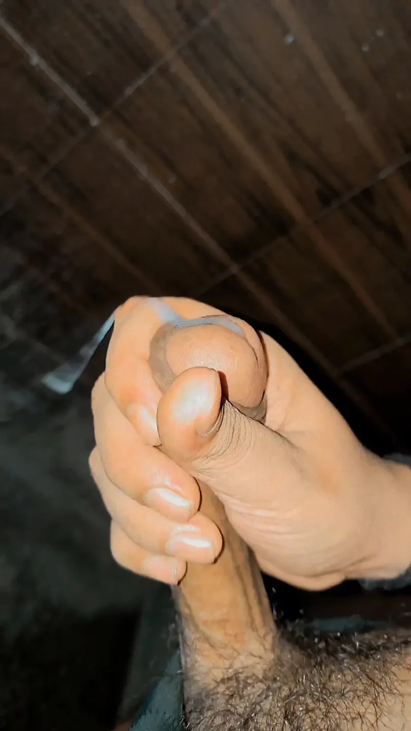 Solo masterbate uživa u kupatilu sa velikim kurcem